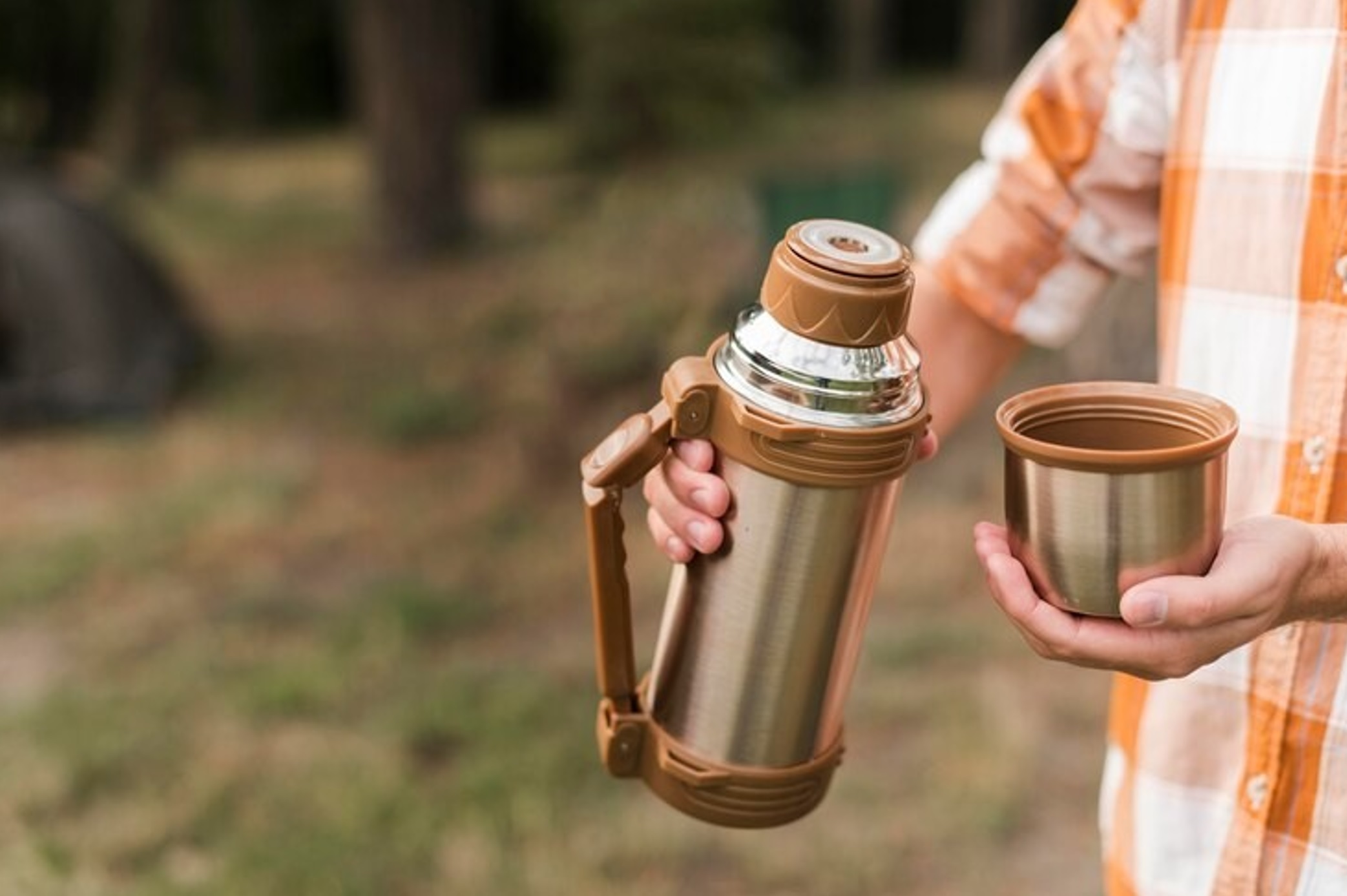 It's critical for your health to stay hydrated, especially when traveling. Using a reusable water bottle helps you save money on bottled water while reducing the amount of plastic waste you produce. Select a bottle that is leak-proof and will hold up well when flung around in your bag. Choose a bottle with a built-in filter to ensure safe and clean drinking water when traveling to areas with questionable water quality. :: Feepik