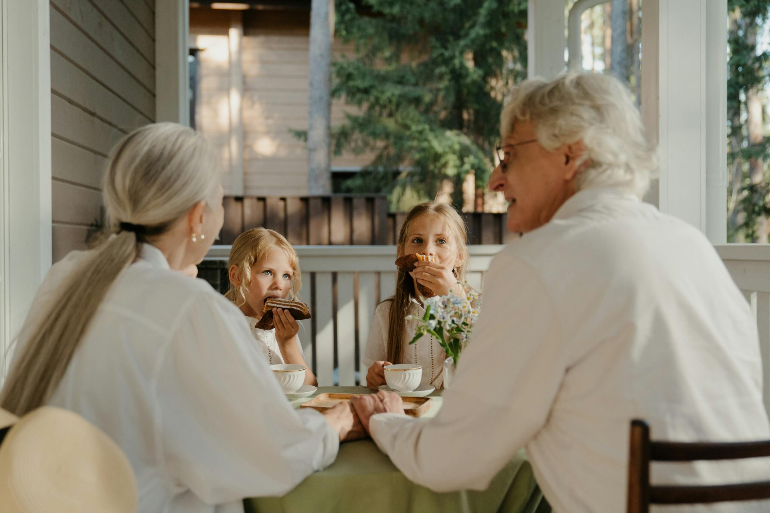 Years of accumulating possessions and mementos can make downsizing a daunting task for empty nest Boomers. Their spacious family homes provide ample storage solutions for belongings, eliminating the need to part with cherished items or resort to decluttering compromises. :: Pexels