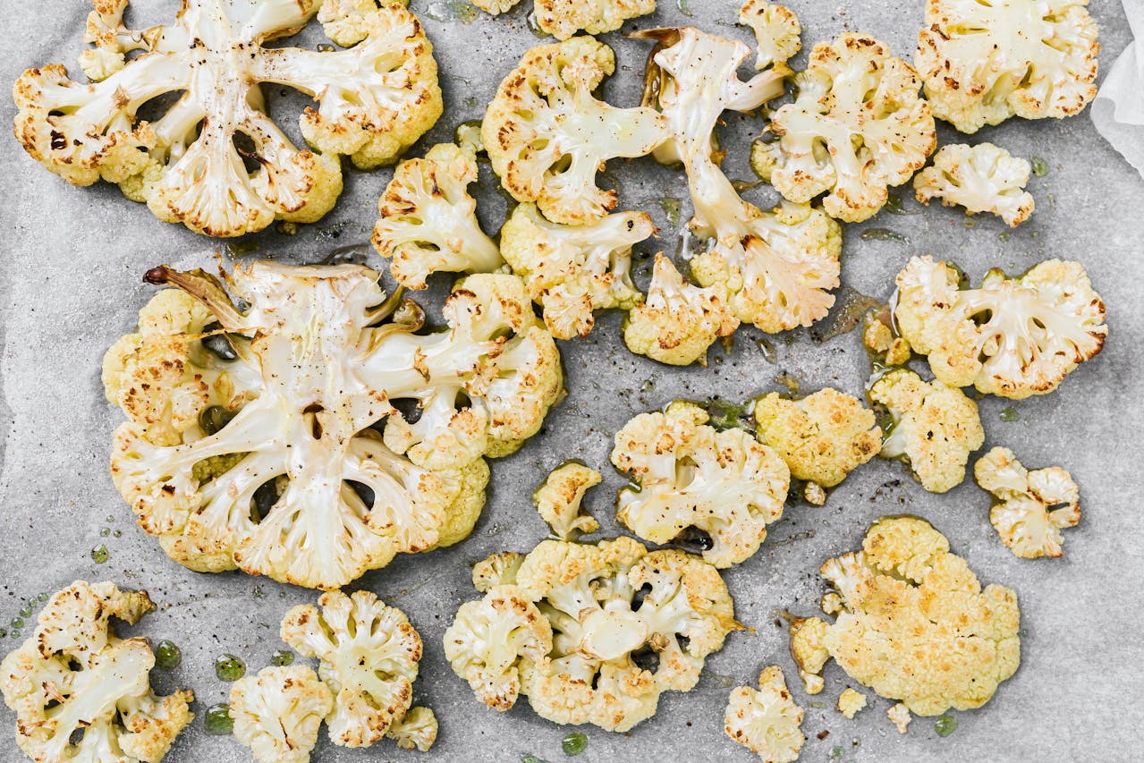 Cauliflower, whether eaten raw or cooked, offers a surprising amount of vitamin C. One cup of chopped cauliflower provides around 52 mg of vitamin C. This versatile vegetable can be used in a variety of dishes, from mashed cauliflower to cauliflower rice. It is also low in calories and high in fiber, making it an excellent choice for weight management. :: Pexels