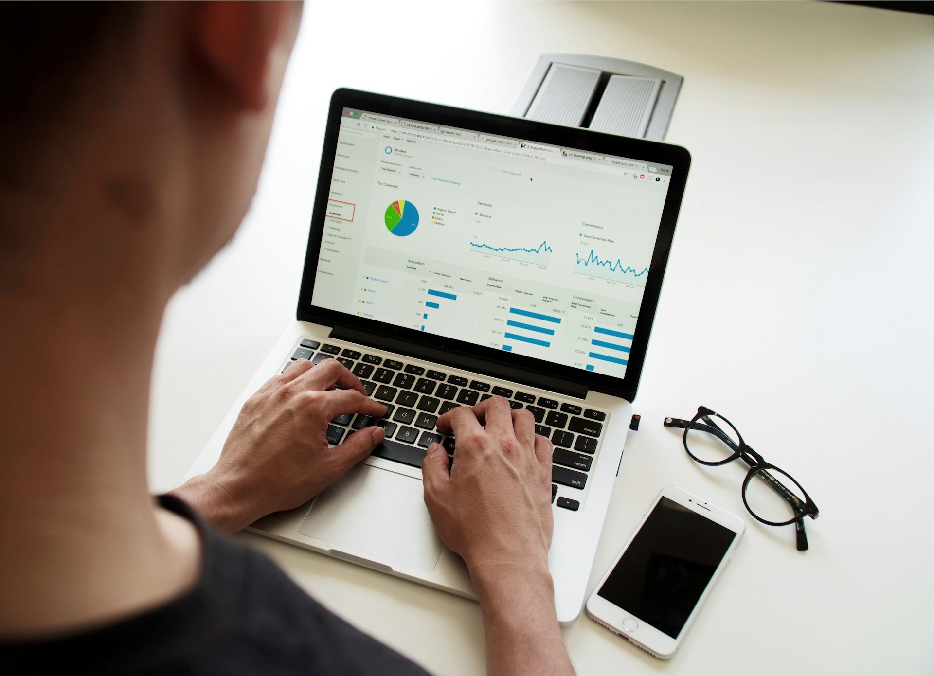 <p>A data analytics tool can be used to analyze complex data sets and extract meaningful insights. They may use statistical modelling, predictive analytics or machine learning algorithms to extract useful information from a data set.</p>::Pexels