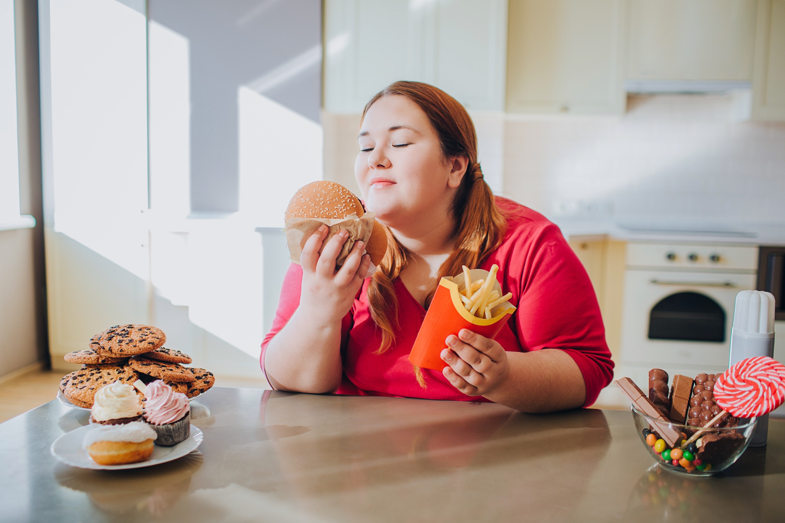 <p>Eating while distracted, such as watching TV or working, can lead to mindless eating and overconsumption of calories. It's easy to lose track of how much you've eaten when your attention is divided. Practicing mindful eating, focusing on your meal without distractions, and savoring each bite can help you recognize hunger and fullness cues, leading to better portion control and weight management. </p> :: 123rf