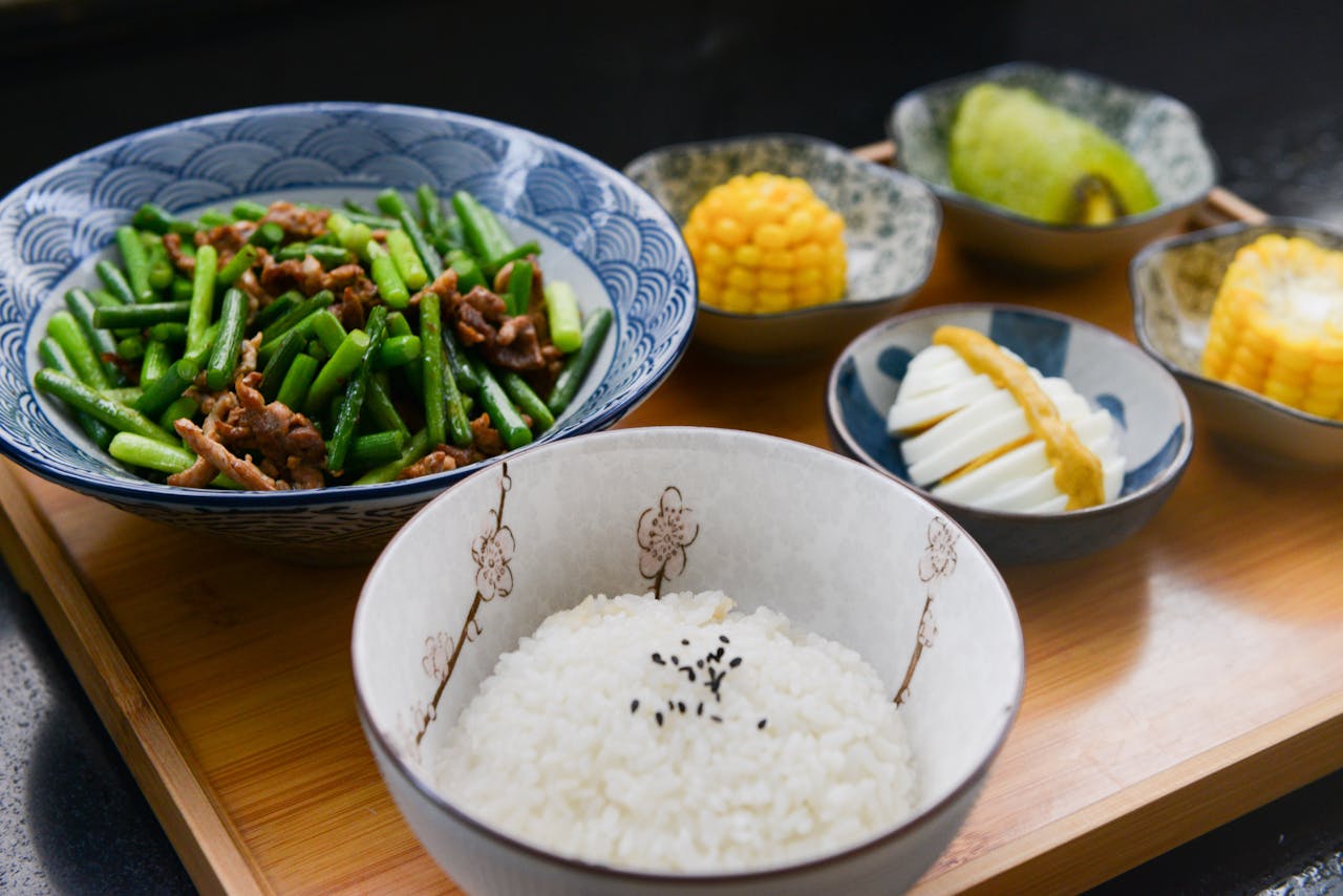 <p> White rice, particularly jasmine rice, has a high glycemic index, which can encourage the body to produce melatonin. Eating rice a few hours before bedtime may promote quicker sleep onset. In addition to its sleep-promoting properties, rice is a versatile and easy-to-digest carbohydrate that can be paired with a variety of dishes. Incorporating rice into your dinner can help you relax and unwind before bed. </p> :: Pexels