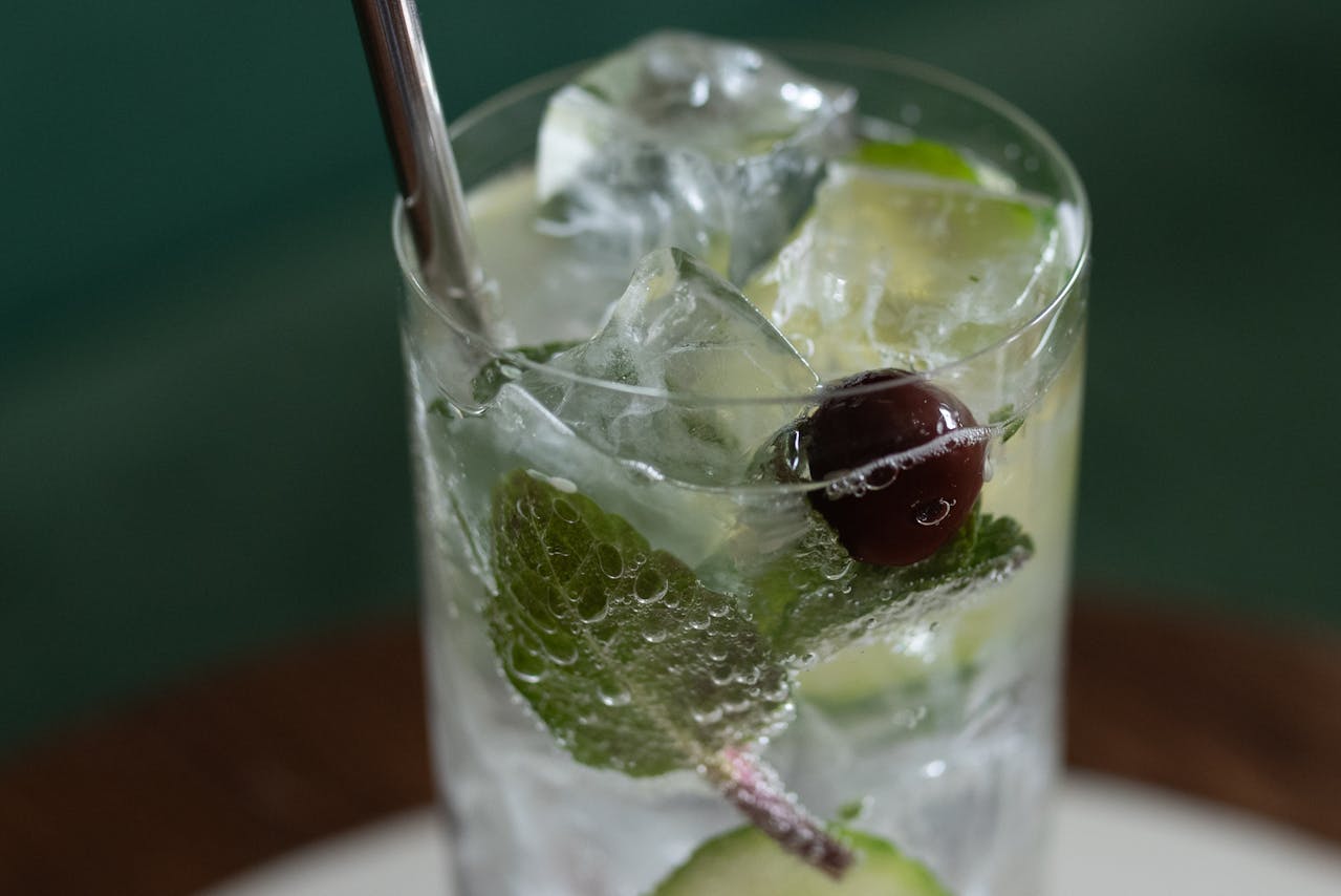 <ol> <li> 10 fresh mint leaves </li> <li> 1 lime, cut into wedges </li> <li> 2 tablespoons sugar (or to taste) </li> <li> 1 cup ice cubes </li> <li> 1/2 cup club soda </li> <li> Mint sprig for garnish </li> </ol> :: Pexels