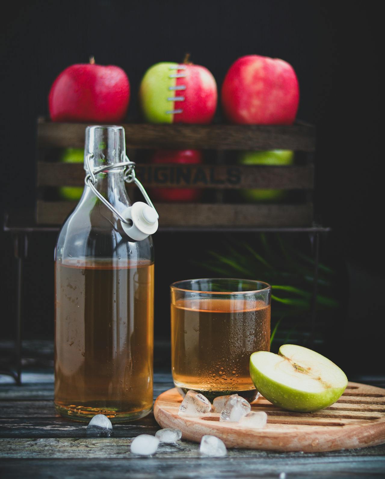 <ol> <li> 2 cups apple cider </li> <li> 1 cinnamon stick </li> <li> 1 star anise (optional) </li> <li> 1 tablespoon lemon juice </li> <li> Apple slices for garnish </li> </ol> :: Pexels