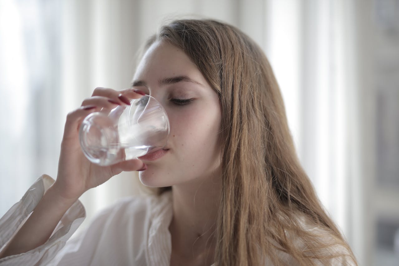 <p> One of the simplest yet most effective ways to start your day is by drinking a glass of water as soon as you wake up. After several hours of sleep, your body becomes dehydrated, which can lead to fatigue, headaches, and decreased concentration. Hydrating first thing in the morning replenishes your body's fluids, kick-starts your metabolism, and aids in digestion. Consider adding a slice of lemon for a refreshing twist and an extra dose of vitamin C. This small step can make a significant difference in how you feel throughout the day. Proper hydration is crucial for maintaining energy levels and promoting healthy bodily functions. </p> :: Pexels