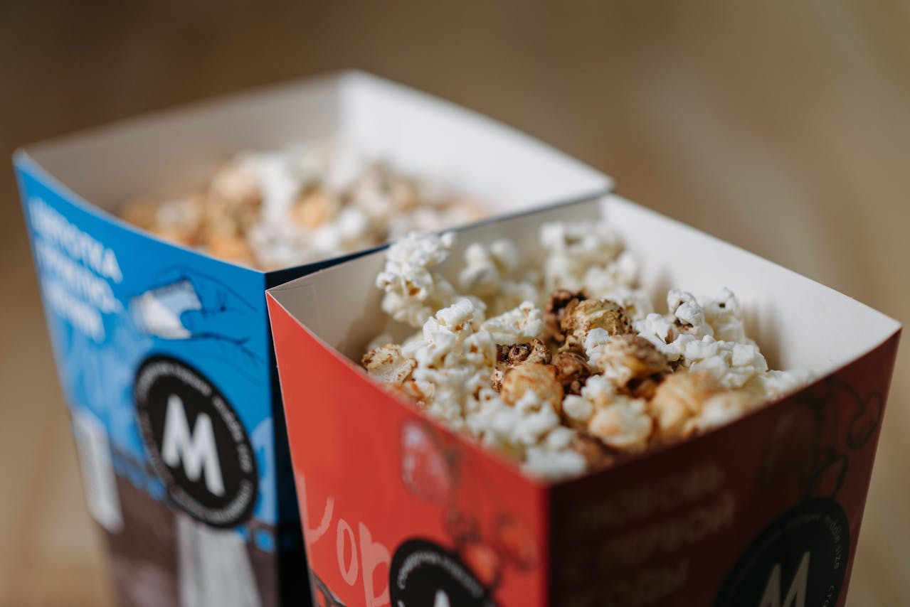 <p> No movie night is complete without tasty snacks! Popcorn is a classic choice, but do not hesitate to get creative with flavors. Offer a variety of options, such as cheese popcorn, caramel popcorn, or even spicy popcorn with seasonings. In addition to popcorn, consider providing other finger foods, like nachos with salsa and guacamole, veggie trays with dip, or candy stations filled with assorted sweets. Ensure you cater to any dietary restrictions your guests may have, offering gluten-free or vegan options, so everyone can indulge without worry. </p> :: Pexels