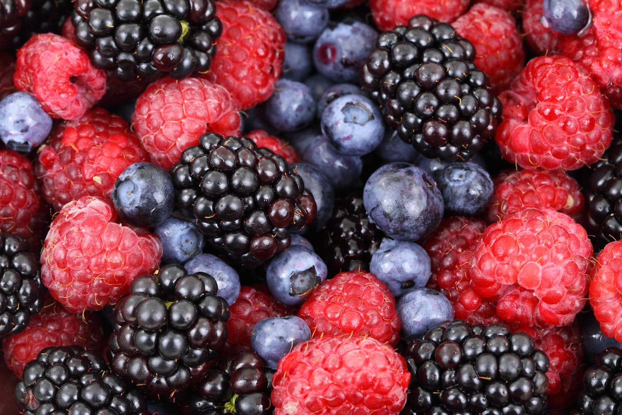 <p> Berries, particularly blueberries and strawberries, are packed with flavonoids, which are compounds known for their heart-healthy properties. Flavonoids help improve the function of blood vessels by relaxing them, promoting better circulation, and reducing strain on the arterial walls. Studies show that consuming berries regularly can significantly lower both systolic and diastolic blood pressure. Berries can easily be incorporated into your diet by adding them to yogurt, oatmeal, or smoothies, providing both flavor and health benefits. </p> :: Pexels