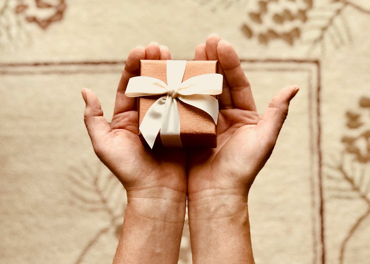 <p>The holiday season is a time for joy, celebration, and showing appreciation to those we care about. However, it’s easy to fall into the trap of giving the same old gifts year after year. To help you break the cycle and truly surprise your loved ones, here are 36 cliché gifts to avoid and some creative alternatives to consider.</p> ::Pexels