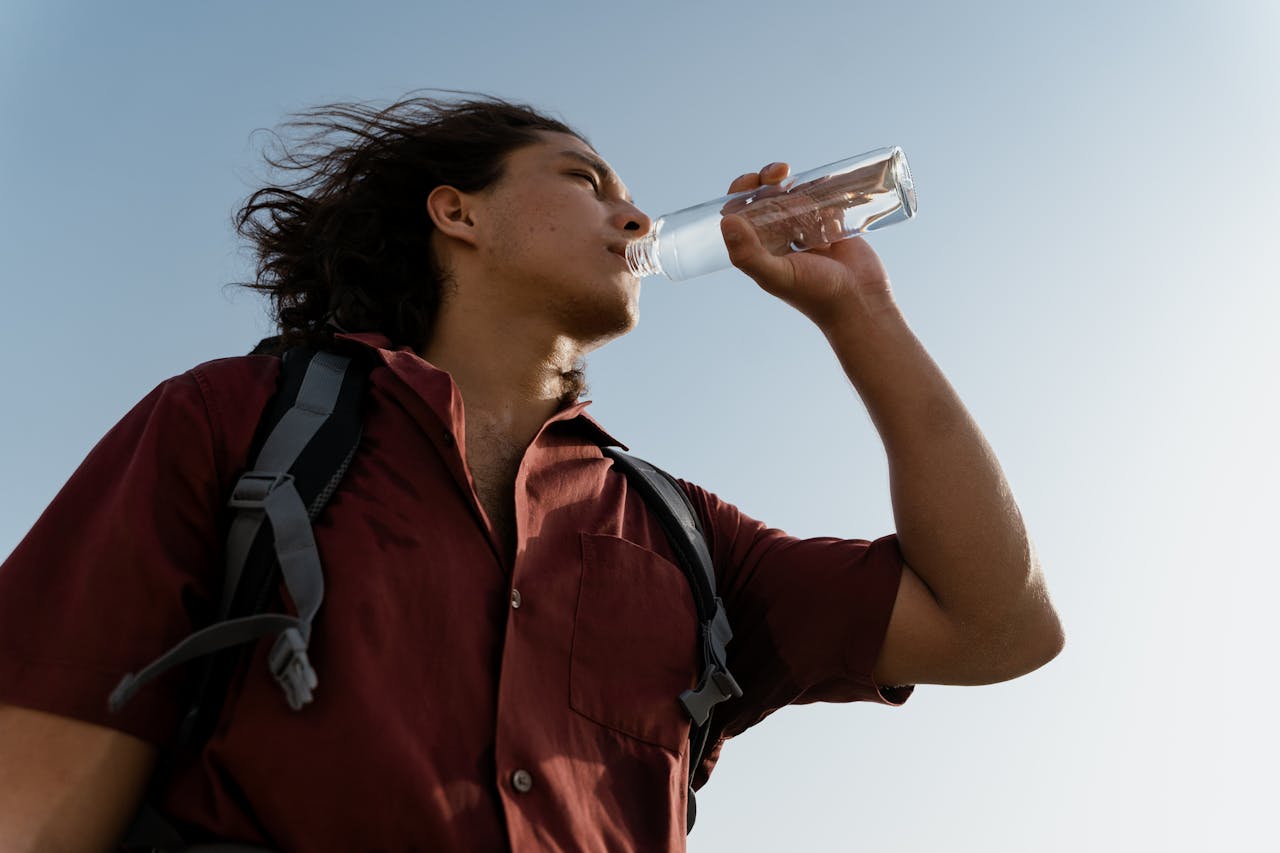 <p> Airplane cabins are notoriously dry, and long-haul flights can leave you feeling parched and sluggish. Many travelers make the mistake of not drinking enough water during the flight and instead reach for coffee, soda, or alcohol. While these drinks may seem refreshing, they can dehydrate you further. To avoid dehydration, make sure to drink plenty of water throughout your flight. Bring an empty water bottle through security and fill it up before boarding. Stay hydrated consistently and limit your intake of caffeine and alcohol, which can worsen dehydration. Dehydration on long flights can lead to headaches, fatigue, and dry skin. To stay hydrated, aim to drink water every hour, especially on long flights. Carrying your own water bottle is an easy way to ensure you’re drinking enough, and it’s better for the environment too. You can also hydrate your skin by using a good moisturizer or facial mist during the flight. </p> :: Pexels