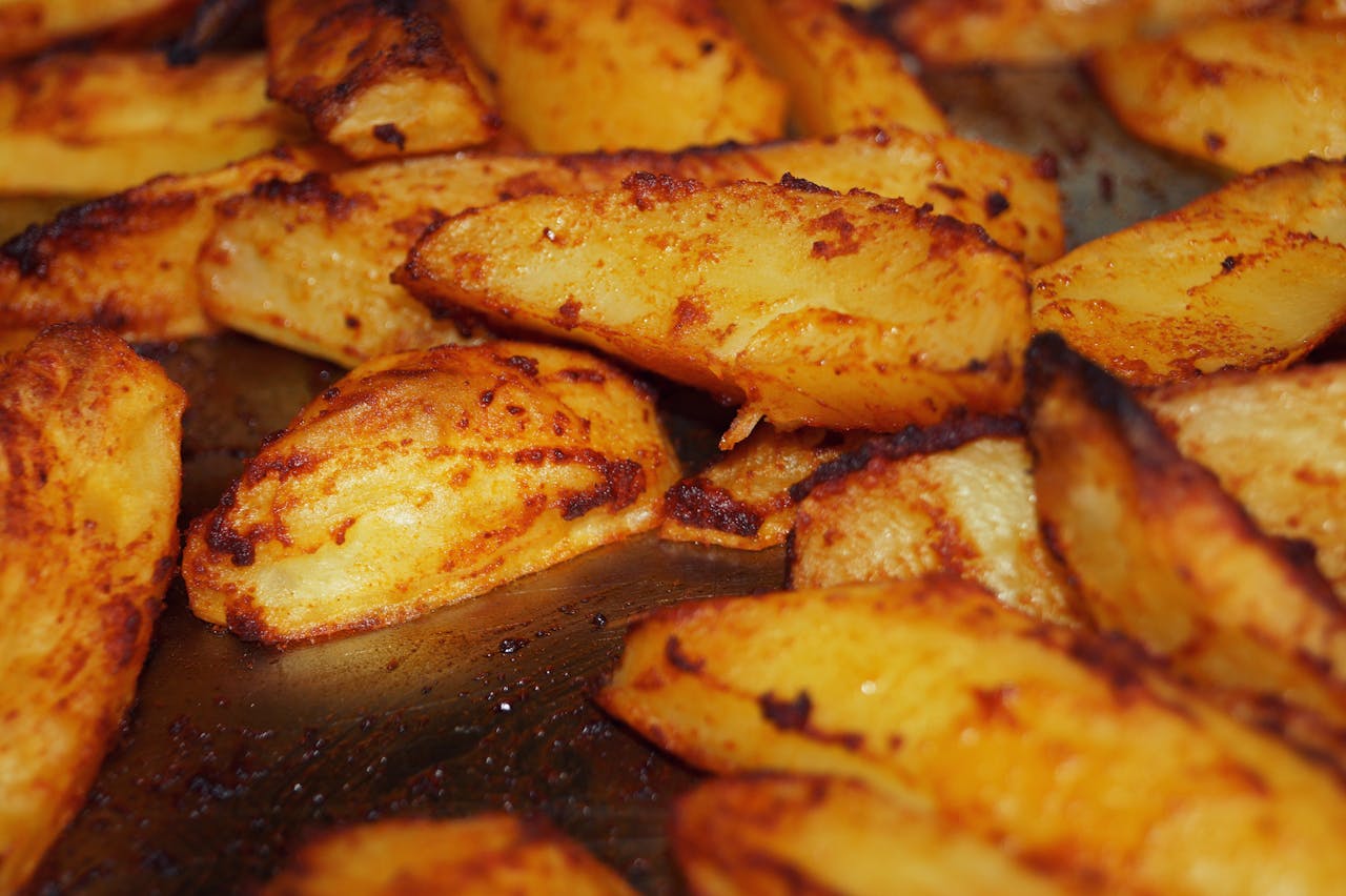 <p> Potatoes are a popular leftover, but they can be dangerous if stored improperly. When potatoes are cooked, especially when wrapped in foil, and left at room temperature for extended periods, they can develop Clostridium botulinum, the bacteria responsible for botulism. This bacteria can produce a toxin that causes botulism, a serious and potentially life-threatening illness. Reheating potatoes that have been improperly stored may not kill the bacteria, making it unsafe to eat. Tip: To safely store leftover potatoes, place them in the fridge within an hour of cooking and reheat them only once. If you’re unsure about how long they’ve been sitting out, it’s better to discard them than risk botulism. </p> :: Pexels