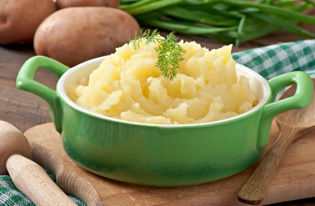 <p> Mashed potatoes are a classic comfort food that never fails to satisfy. Parents take the time to boil, mash, and whip these potatoes into creamy perfection, often adding butter, cream, and seasonings for extra richness. The result is a smooth, velvety dish that complements almost any main course, from roast chicken to meatloaf. Mashed potatoes are also a great vehicle for gravy, adding another layer of flavor to the dish. Whether served as a side or piled high on a plate, mashed potatoes are a comforting, filling option that’s perfect for family gatherings, especially when paired with a hearty main course. The creamy texture and buttery taste of mashed potatoes make them a crowd favorite that never disappoints, ensuring that every family gathering is complete. </p> :: Freepik