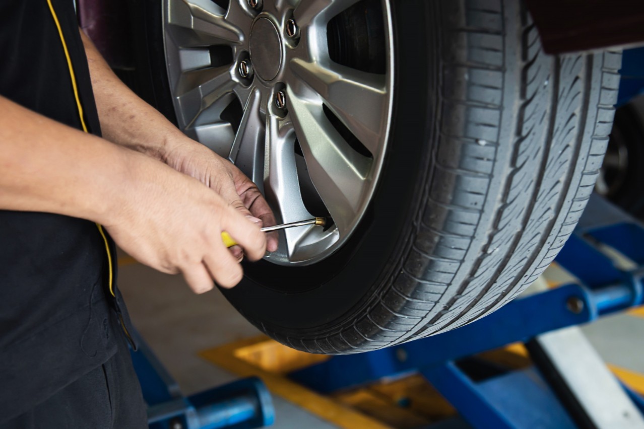 <p> A flat tire is one of the most common car problems, and it can happen at the most inconvenient times. Having a tire repair kit in your car allows you to quickly patch up a small puncture and get back on the road. These kits typically include tire plugs, a reamer tool, and a plug insertion tool, which can be used to temporarily seal the hole until you can get to a professional for a full repair. A tire repair kit is lightweight and easy to store, making it a must-have for every car owner. The convenience of having this tool on hand means you won’t need to wait for a tow truck or deal with the hassle of trying to find a nearby mechanic. It can be especially helpful if you're in a remote area where help is not easily accessible. </p> :: Freepik