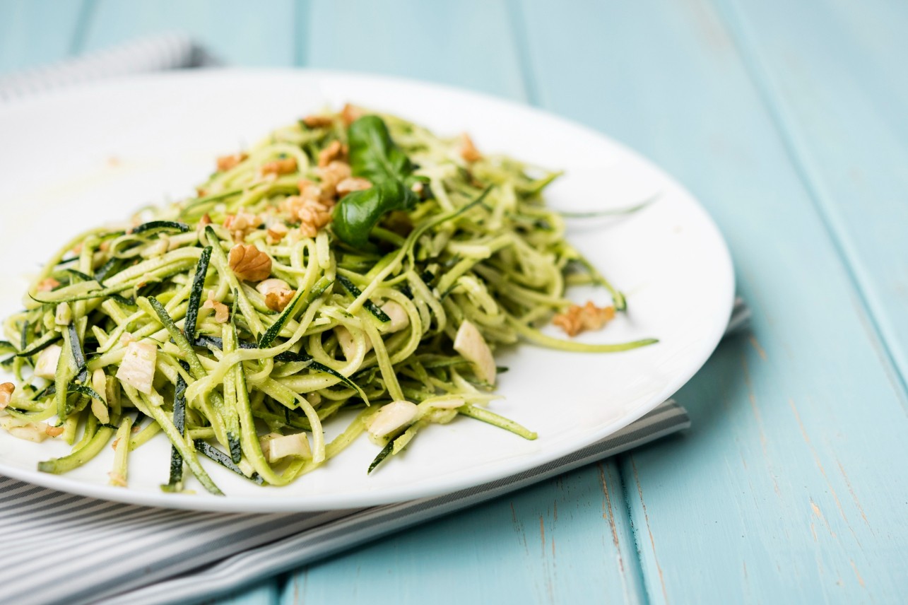 <p> For a low-carb alternative to traditional pasta, try zucchini noodles, also known as "zoodles." Use a spiralizer to create the noodles and toss them in a homemade pesto sauce made from fresh basil, garlic, pine nuts, Parmesan cheese, and olive oil. Add grilled chicken, shrimp, or even roasted cherry tomatoes for extra protein and flavor. This dish is light yet satisfying and is an excellent option for dinner when you want something that won’t weigh you down. The freshness of the basil and the creaminess of the Parmesan make this a go-to recipe for summer evenings. </p> :: Freepik