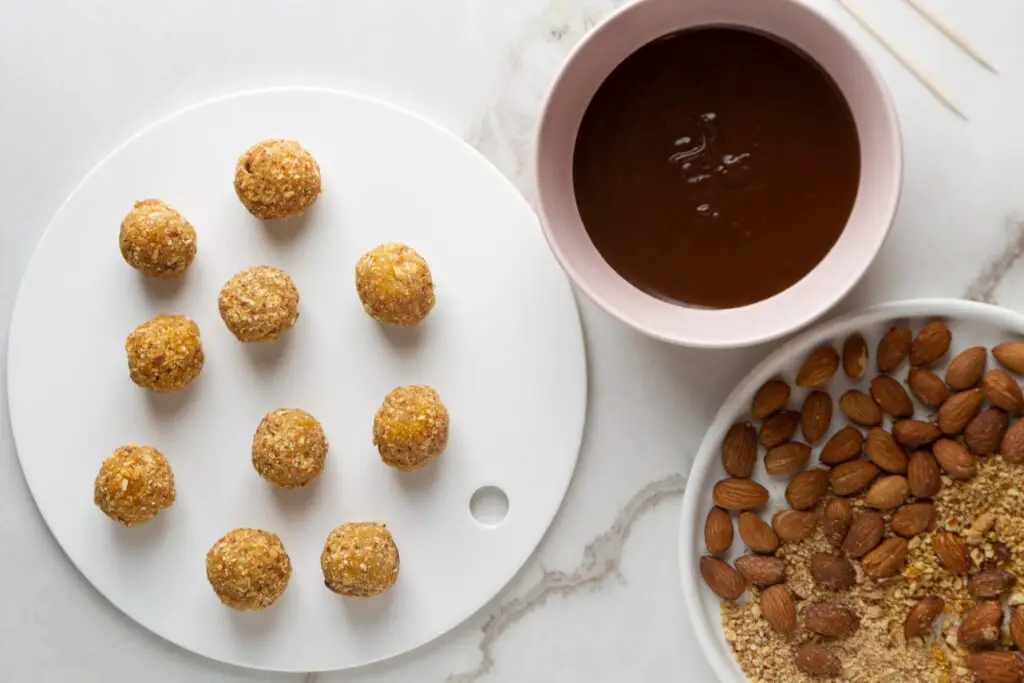 <p> Fat bombs are a popular keto snack for a reason—they’re simple to make and keep you feeling full for hours. These small bites are packed with healthy fats, which help you stay in ketosis and curb hunger. To make fat bombs, combine ingredients like coconut oil, cream cheese, almond butter, and a sweetener like stevia or erythritol. You can also add cocoa powder for a chocolatey twist. After mixing, roll the mixture into small balls and refrigerate them until firm. These fat bombs are perfect for a quick energy boost during a busy workday, and they’re easy to prepare in advance, so you always have something on hand when you need it. </p> :: Freepik