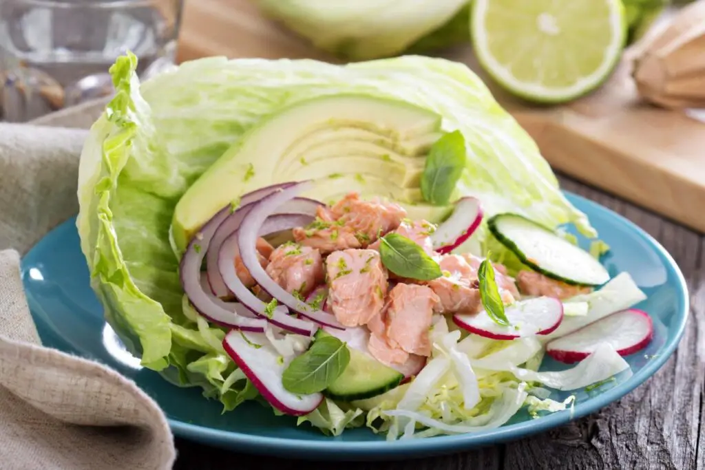 <p> When time is tight, a simple avocado and tuna salad can be a lifesaver. Avocados are a great source of healthy fats, while tuna provides lean protein, making this snack both filling and nutritious. To make it, just mash half an avocado and mix it with a can of tuna. Season with a bit of olive oil, lemon juice, salt, and pepper, and you’ve got a satisfying snack that takes minutes to prepare. You can even add a bit of chopped celery or onion if you have the time. This snack is perfect for a quick mid-morning or afternoon bite when you need something that will keep you full without slowing you down. </p> :: Freepik