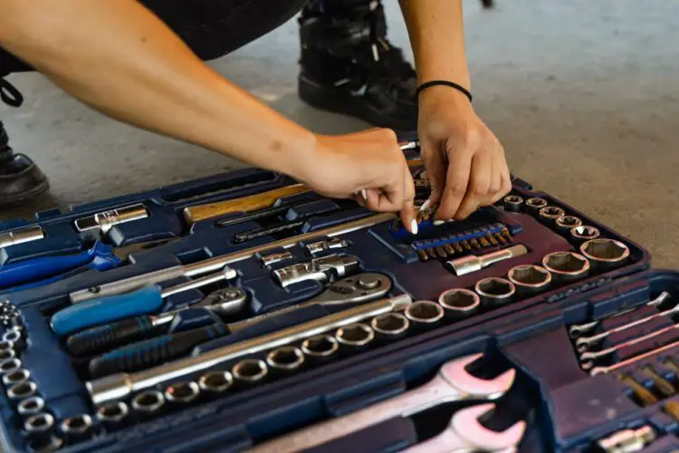 12 Useful Tools You Should Always Have in Your Car