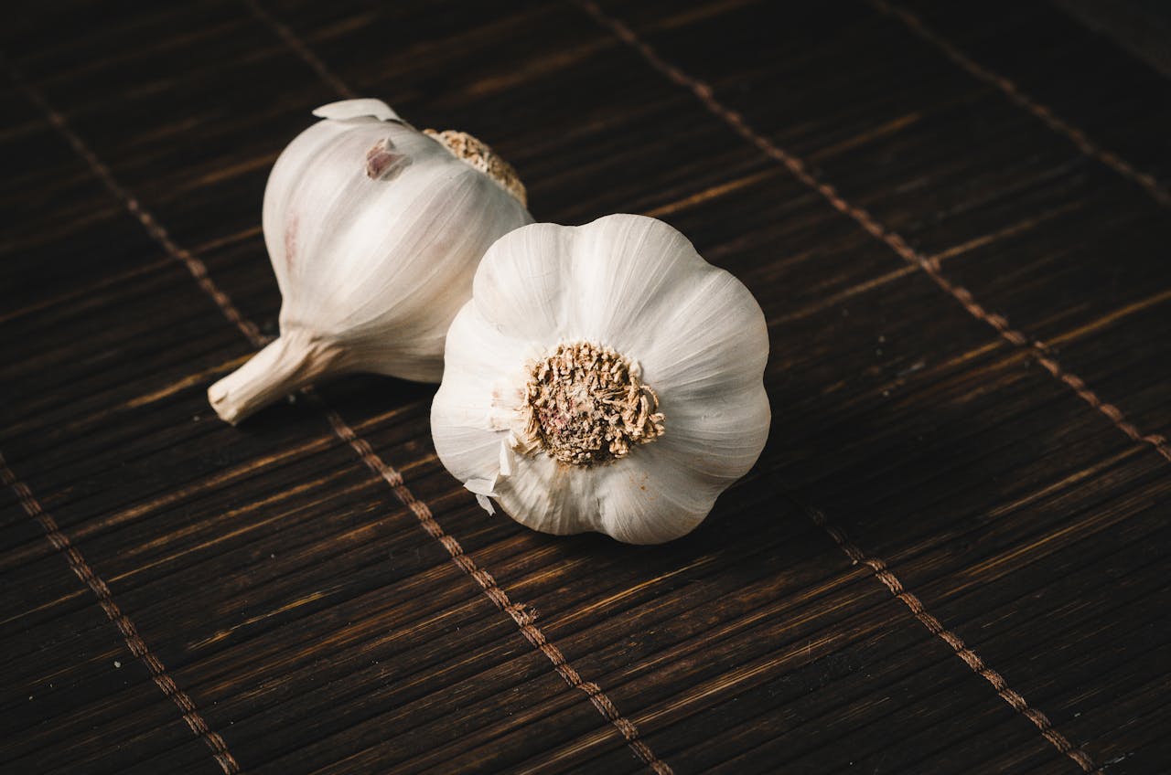 <p> Garlic is much more than a flavorful kitchen staple; it’s a natural detoxifier that helps your liver work its magic. Packed with sulfur compounds, garlic activates liver enzymes that are crucial for flushing out toxins from the body. It also contains allicin, a powerful antioxidant that reduces oxidative stress and inflammation in the liver. By adding garlic to your meals, you can give your liver a helping hand in its daily detoxification process, keeping it healthy and efficient. </p> :: Pexels