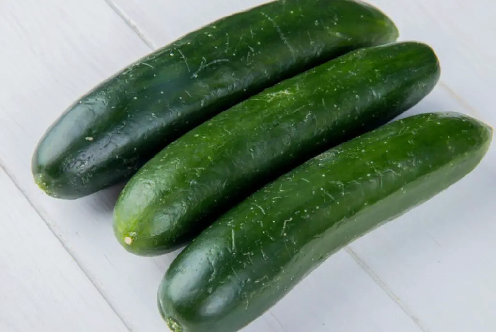 <p> Cucumbers are low in calories but high in water content, making them an excellent choice for hydration and weight management. They are a great source of vitamin K, which is essential for healthy blood clotting and bone health. Cucumbers also contain antioxidants, such as beta-carotene and flavonoids, which promote heart health and reduce inflammation. Eating cucumbers raw ensures that you get the most out of their nutritional value, and they’re perfect for snacking or adding to fresh salads and veggie platters. </p> :: Freepik