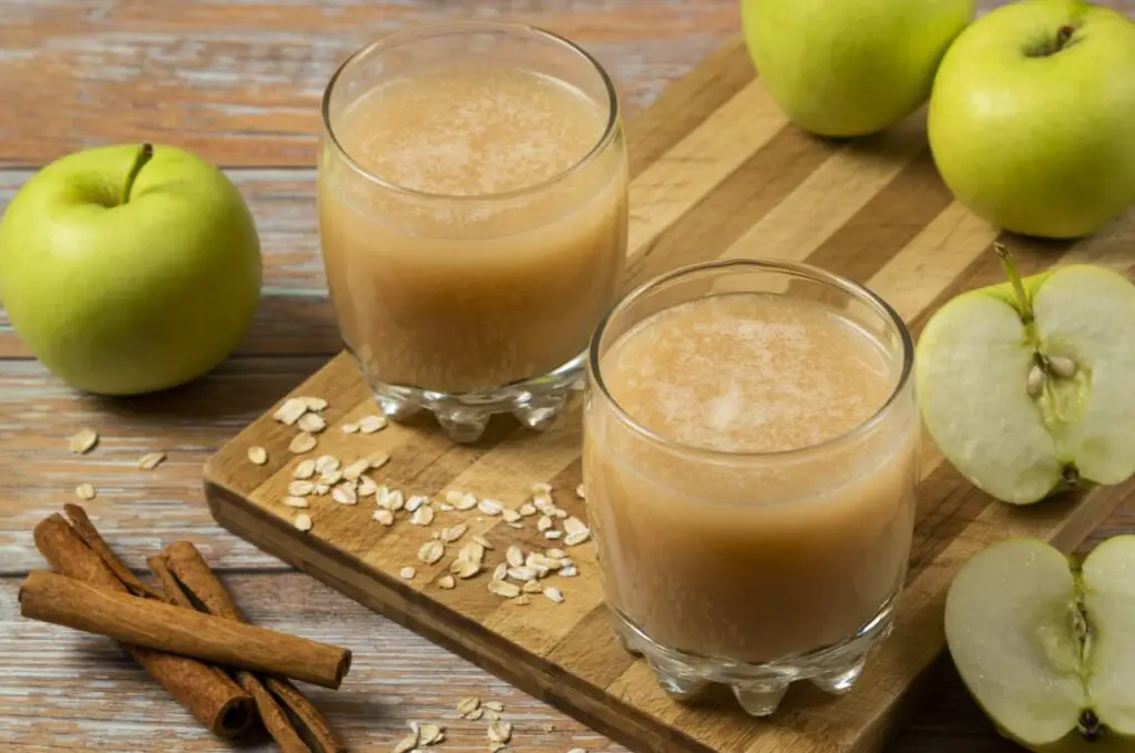 <p> For a more hearty and comforting breakfast, try this Apple Cinnamon Oatmeal Smoothie. Oats are a great source of fiber and slow-digesting carbohydrates, which can keep you full and energized throughout the morning. The combination of apple and cinnamon gives this smoothie a cozy, familiar flavor that feels like a warm bowl of oatmeal but in a convenient, drinkable form. Greek yogurt or protein powder can be added for a protein boost, making this smoothie a more balanced option for those looking for something that will keep them satisfied until lunch. </p> :: Freepik