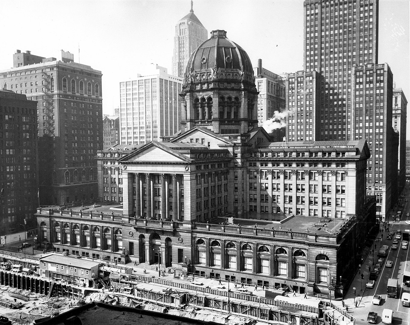 <p>This grand Richardsonian Romanesque structure, built in 1892, housed many government offices. Unfortunately, the building was demolished in 1965 due to structural issues and changing space needs, and it was replaced by the Kluczynski Federal Building.</p> ::Pexels