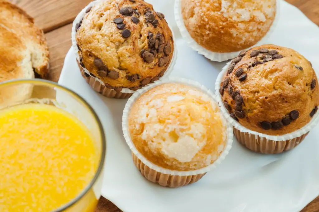 <p> Homemade breakfast muffins are an easy grab-and-go option that you can bake in advance. Use whole-wheat flour, oats, bananas, and nuts for a healthy and filling recipe. You can make variations with blueberries, chocolate chips, or zucchini for extra nutrition. Store them in the fridge or freezer and warm them up for a quick breakfast on hectic mornings. This meal is perfect for meal prepping and staying on track with a healthy diet. </p> :: Freepik