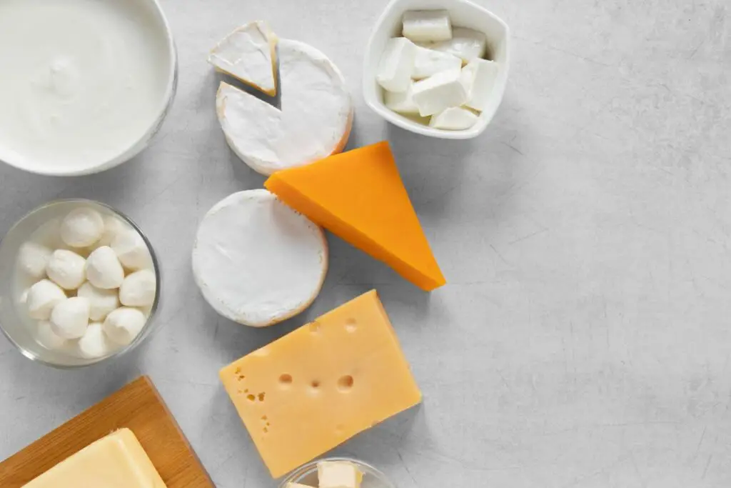 <p> Many cheeses and full-fat dairy products are high in saturated fats and sodium, which can contribute to high blood pressure and clogged arteries. Popular cheeses like feta, blue cheese, and Parmesan are particularly high in sodium and should be consumed in moderation. Opting for low-fat dairy options or plant-based alternatives like almond milk and low-sodium cottage cheese can help support better heart health. </p> :: Freepik