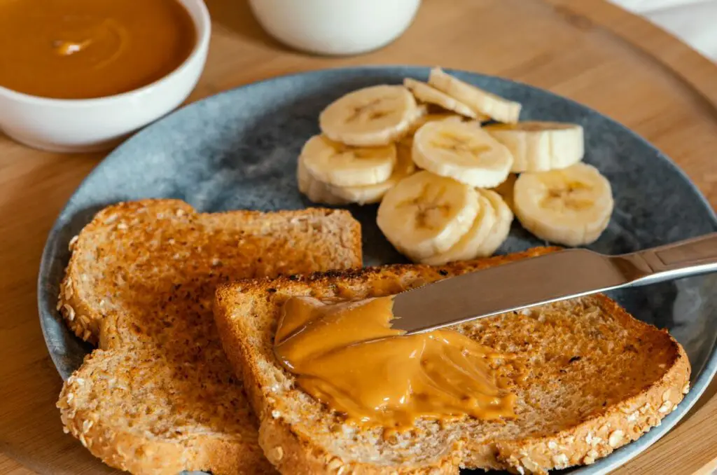 <p> For a quick, satisfying breakfast, spread peanut butter on whole-grain toast and top it with banana slices. This classic combination provides a good balance of protein, fiber, and natural sugars to keep your energy levels stable throughout the morning. Sprinkle some chia or flaxseeds for a nutritional boost. If you want more variety, swap the peanut butter for almond or cashew butter. This meal is quick to prepare and keeps you feeling full without the need for extra snacks. </p> :: Freepik