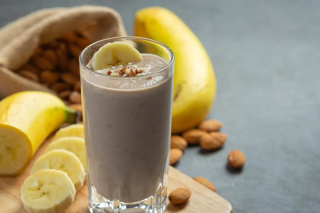 <p> If you love peanut butter, this Peanut Butter Banana Smoothie will likely become one of your favorites. The combination of banana and peanut butter gives you a good balance of healthy fats and carbohydrates, which can provide lasting energy. Banana also helps with muscle function due to its potassium content, while peanut butter offers a creamy texture and a satisfying flavor. Adding Greek yogurt or protein powder will give the smoothie a protein boost, helping to keep you full longer. A drizzle of honey or a sprinkle of cinnamon can add a little sweetness and flavor, making this smoothie both delicious and filling. </p> Freepik