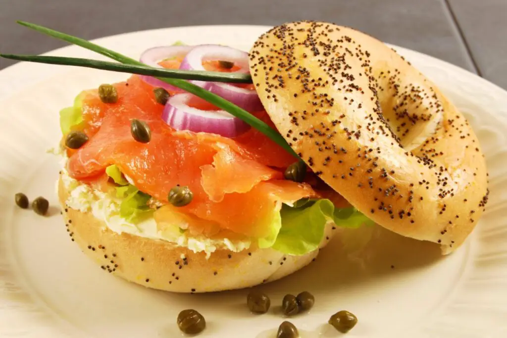 <p> A whole-grain bagel topped with smoked salmon and cream cheese is a satisfying breakfast packed with healthy fats and protein. Add sliced cucumbers, tomatoes, and red onions for a fresh crunch. If you prefer a lighter option, swap the bagel for whole-wheat toast or an English muffin. This savory meal is perfect when you want something filling but easy to prepare. </p> :: Freepik