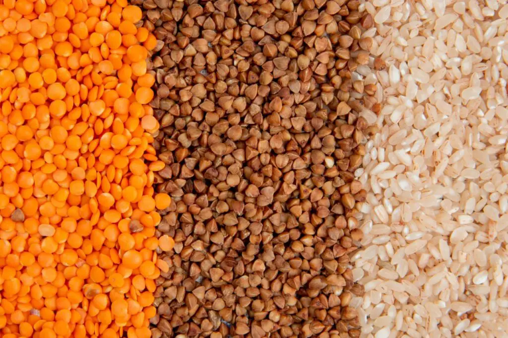 <p> Lentils are a fantastic option for anyone looking to add fiber while also getting in some extra protein. A cooked cup of lentils provides about 15.6 grams of fiber, making them an amazing way to support gut health. Plus, they’re super versatile – toss them in soups, stews, salads, or even veggie burgers! They’re not just fiber-packed; they’re also budget-friendly, making them perfect for anyone looking to eat well without breaking the bank. </p> :: Freepik