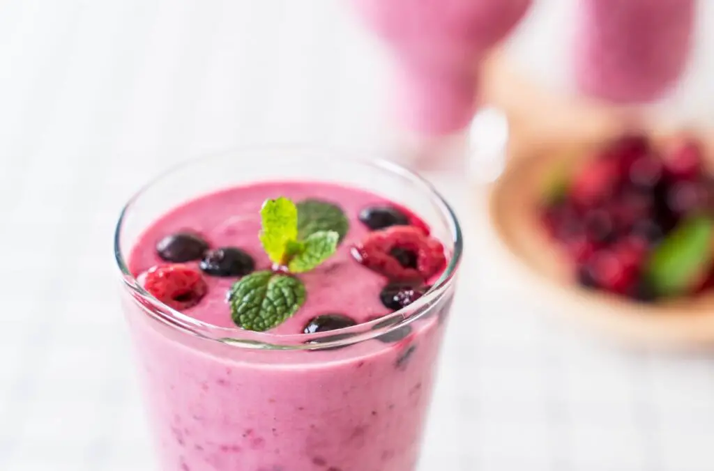 <p> Berries are known for their high antioxidant content, which helps protect the body from oxidative stress and supports overall health. This Berry Antioxidant Smoothie combines blueberries, strawberries, and raspberries, offering a refreshing burst of flavor while also providing fiber to help keep you full. Adding Greek yogurt increases the protein content, making it a more filling option for breakfast. A handful of spinach adds extra nutrients without affecting the taste, making this smoothie a great way to enjoy your daily dose of antioxidants and feel energized throughout the morning. </p> :: Freepik