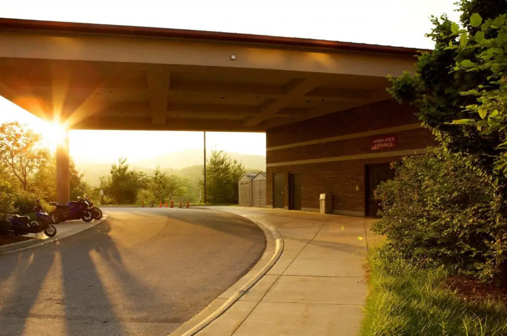 <p> Expanding your driveway to accommodate more vehicles might seem like a practical idea, but in some areas, it’s illegal to pave too much of your front yard. Large, paved driveways can contribute to stormwater runoff, which can cause drainage problems and damage the local environment. Many cities have zoning laws that limit the amount of impervious surface (such as pavement) that can be installed on a property. If you’re planning to expand your driveway, check with your local zoning office to ensure it complies with local regulations. </p> :: Freepik