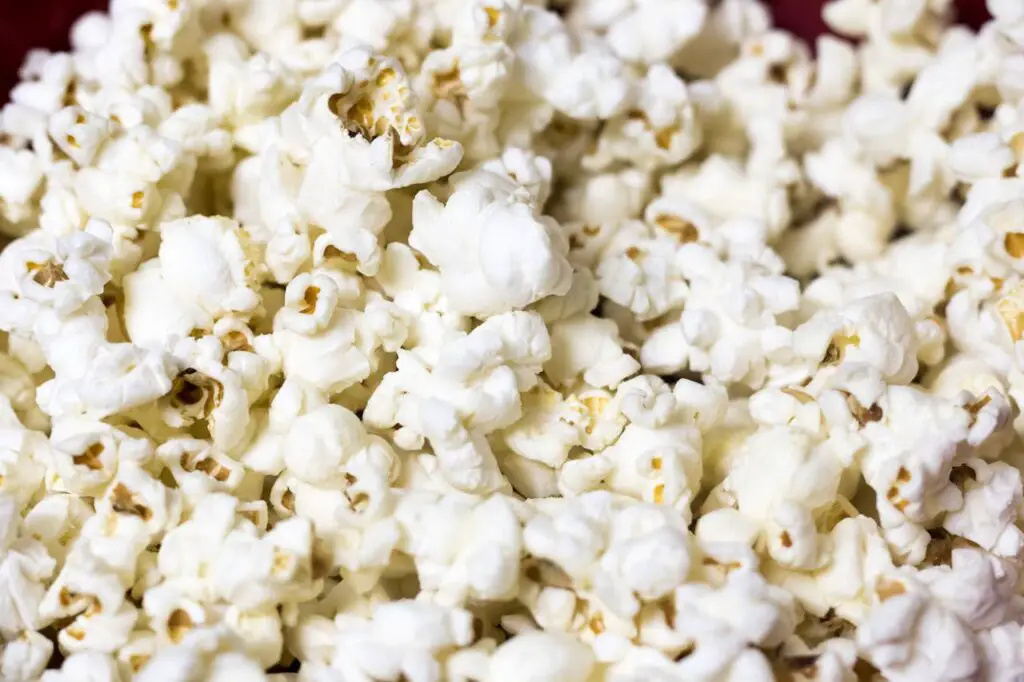 <p> Popcorn isn’t just a fun movie snack – it’s also a great source of fiber. A 3-cup serving of air-popped popcorn contains around 3-4 grams of fiber. Plus, it’s low in calories, making it a healthy snack option for weight management. Popcorn is a whole grain, so it provides fiber that helps keep your digestive system moving smoothly. For the healthiest option, air-pop your popcorn and skip the excess butter and salt. </p> :: Pexels