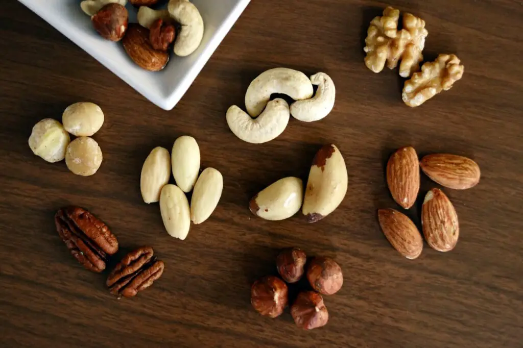 <p> Nuts such as almonds, walnuts, and pistachios, along with seeds like flaxseeds and pumpkin seeds, are rich in healthy fats, fiber, and protein, which slow the release of glucose into the bloodstream. Their low carbohydrate content and high levels of magnesium make them an excellent snack for blood sugar regulation. Eating a handful of nuts or adding seeds to your meals can help keep sugar levels steady throughout the day. </p> :: Pexels