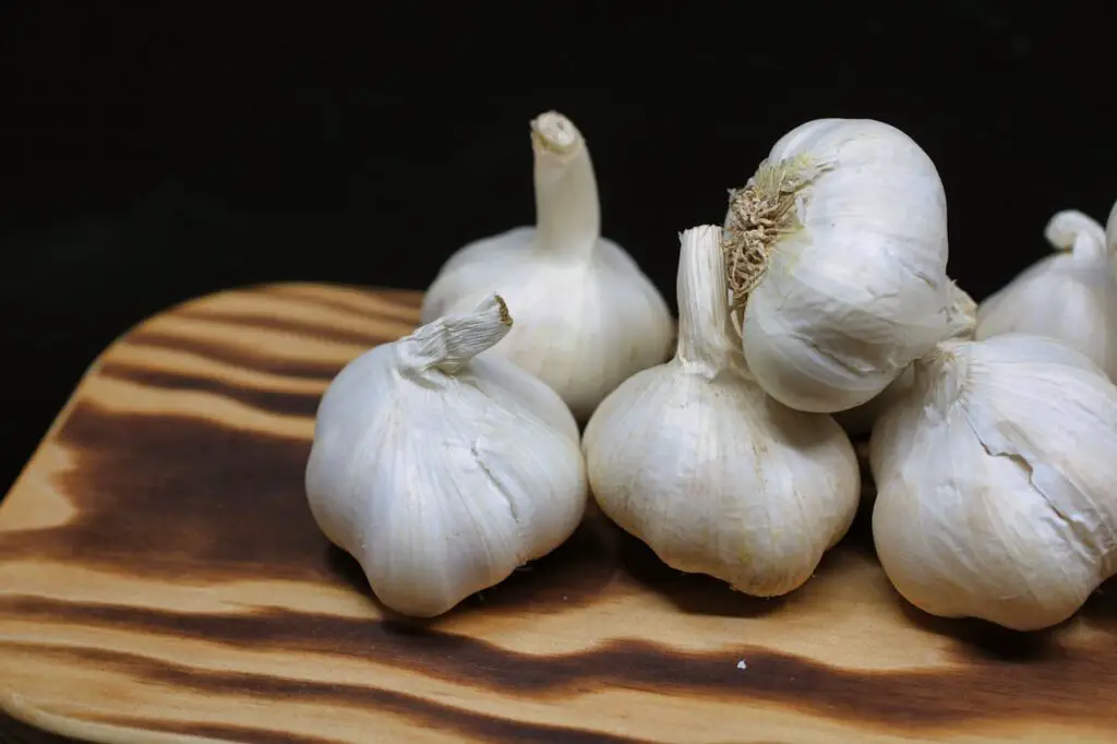 <p> Garlic is known for its medicinal properties, including its ability to lower blood sugar levels naturally. It enhances insulin secretion and improves insulin sensitivity, making it beneficial for those with diabetes or prediabetes. Garlic also contains powerful antioxidants that help reduce inflammation and support heart health. Incorporating fresh garlic into soups, stir-fries, or dressings is an easy way to enjoy its health benefits. </p> :: Pexels