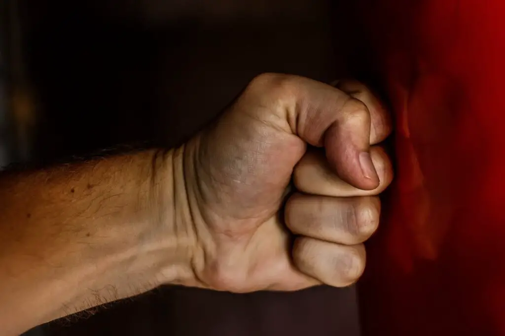 <p> In situations where you need to defend yourself or in sports like boxing or martial arts, throwing a punch with your left hand—if you're right-handed—will likely feel weaker and less precise. The body’s muscle memory is built around using the dominant hand for most physical activities, including punching. The right hand is generally more capable of delivering a stronger, more controlled punch. If you're engaging in self-defense or sports, always rely on your dominant hand to throw a punch. </p> :: Pexels