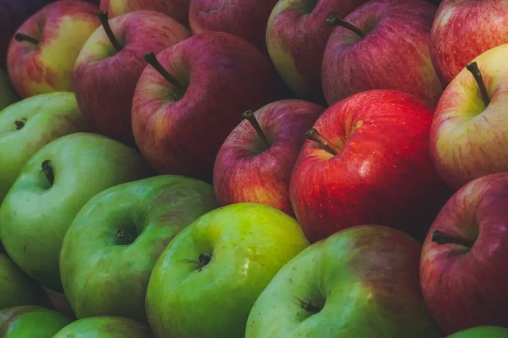 <p> Apples are an easy-to-eat, nutrient-packed fruit that provides a variety of health benefits. They are rich in fiber, vitamin C, and antioxidants, which help support immune function and digestive health. The fiber in apples, particularly pectin, can help regulate blood sugar levels and promote gut health. When eaten raw, apples retain their fiber content and vitamin C, making them a great snack for anyone looking to support their overall health. Enjoy apples on their own, in salads, or as a topping for yogurt or oatmeal. </p> :: Pexels