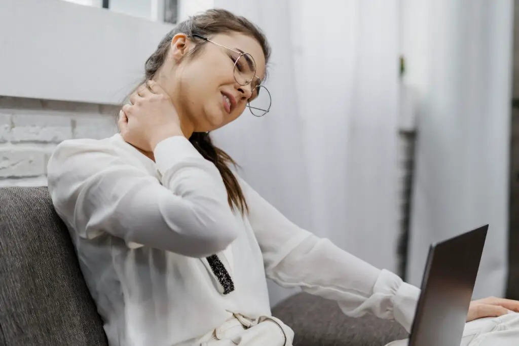 <p> Another hidden risk tied to excessive sitting is chronic inflammation. Sitting for hours every day is associated with elevated levels of inflammatory markers in the blood, such as C-reactive protein. Inflammation is now recognized as a major contributor to heart disease, playing a central role in the development of atherosclerosis and other vascular conditions. When you sit for too long, especially after eating, your body metabolizes food less efficiently, leading to spikes in blood sugar and fat storage—both of which can trigger inflammatory responses. Even if you exercise regularly, if your day is largely sedentary, your body remains in a state of low-grade inflammation that slowly damages your blood vessels and heart over time. This can silently lead to serious cardiovascular issues without any obvious symptoms until it is too late. </p> :: Freepik